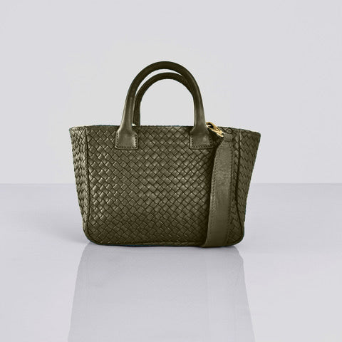 Hand-braided from supple Nappa leather, our lightweight Handbag Mini Cabas by LABEL17 combines traditional craftsmanship with understated elegance. It’s refined, minimalist design makes it the perfect companion for everyday use.