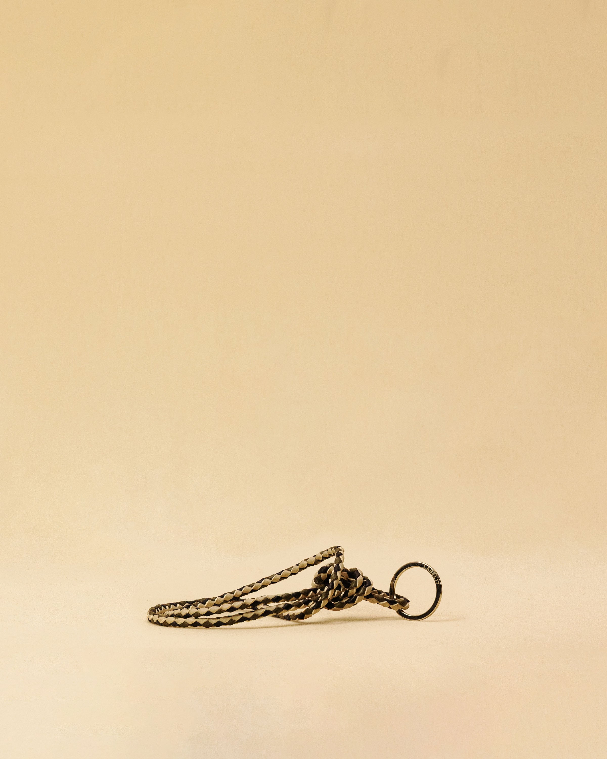 Schlüsselanhänger CLARA in Trio von LABEL17, von Hand geflochten, gefertigt aus Nappaleder. Länge: ca. 50 cm. Langlebig und zeitlos, handgefertigt in Marokko.