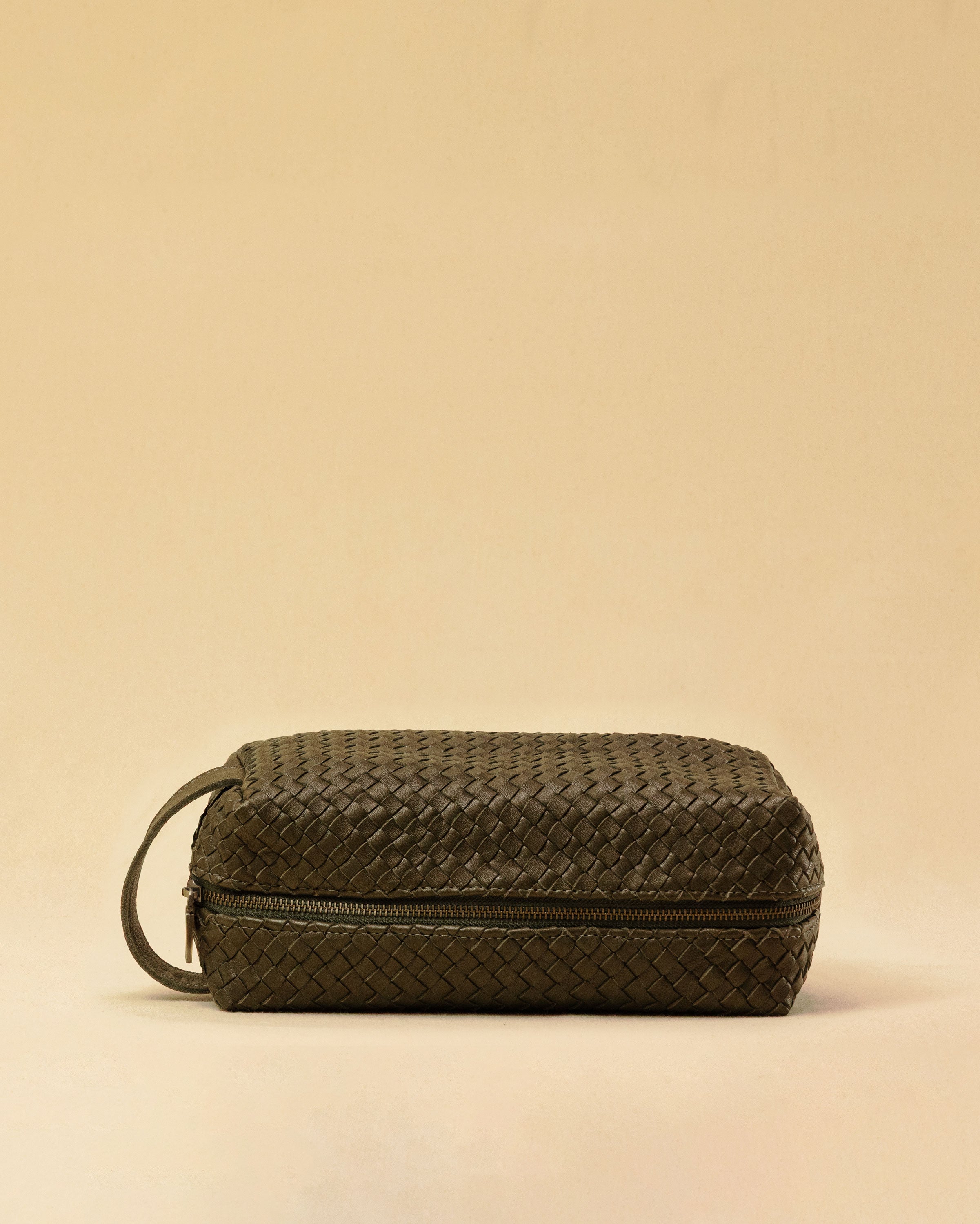 The elegant Braided Travel Pouch VOYAGER by LABEL17  is handcrafted from fine, braided nappa leather and stands out with its soft feel and refined craftsmanship. A zipper keeps everything securely closed, while the interior is lined with water-resistant fabric and features practical side compartments – for stylish organization on the go. Handmade in Morocco.