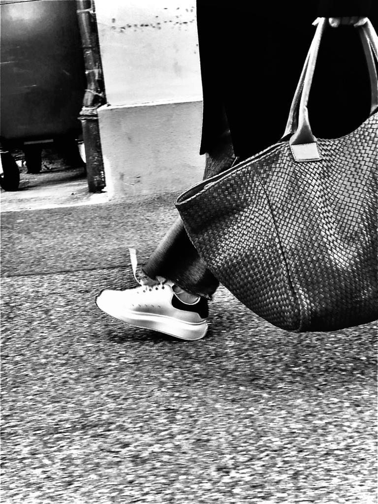 The Shoulder Bag ORIGINAL XL (Weekender) by LABEL17 is made from supple, vegetable-tanned nappa leather. The hand-braided leather bag can be made smaller on both sides from the inside with press studs and also includes a detachable, hand-braided pouch for organization inside the bag.