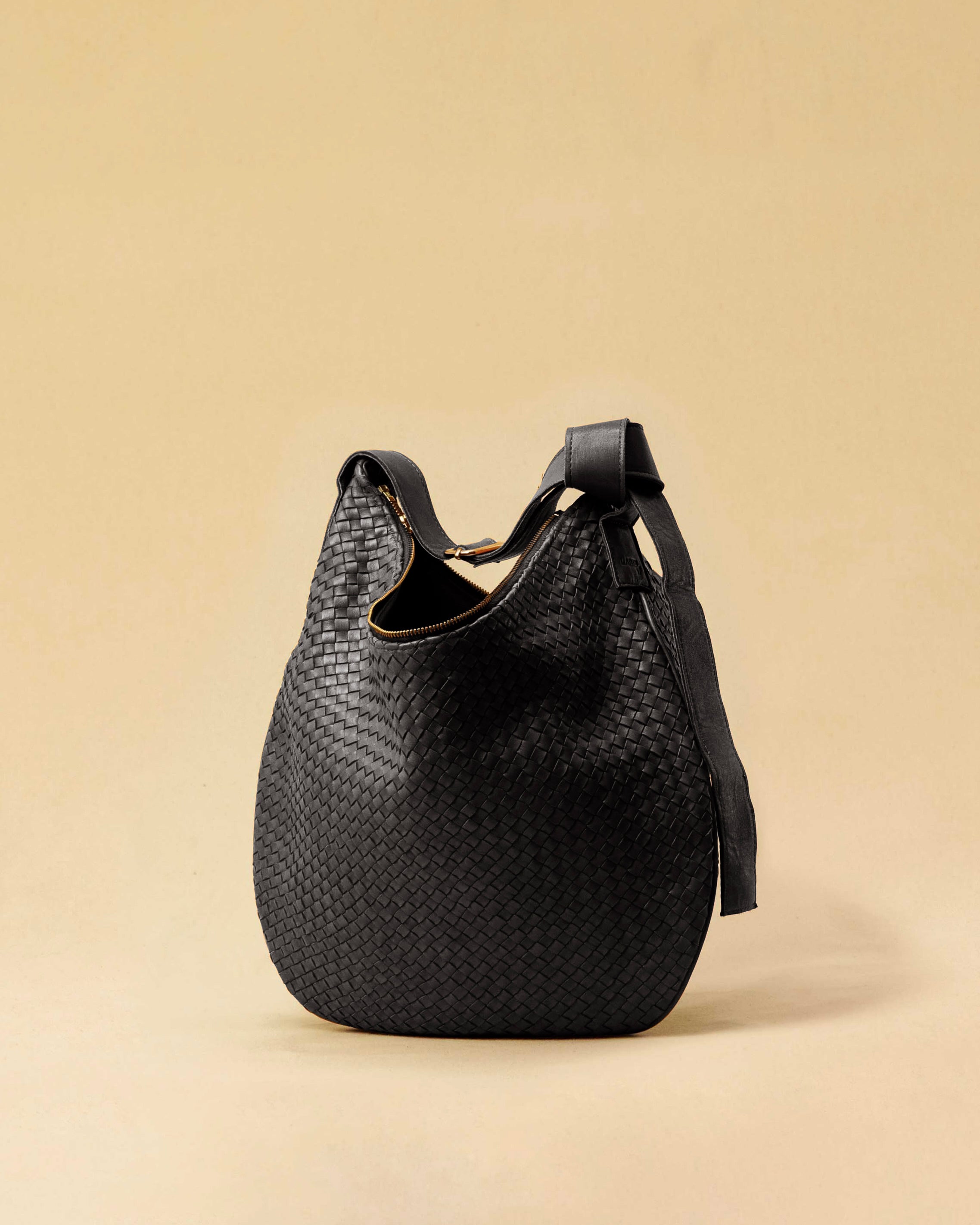 The Saddle Bag LUNA by LABEL17 is hand-braided from the finest vegetable-tanned nappa leather. Its softly curved saddle shape is elegantly defined by a delicate piped seam, allowing it to rest comfortably against the body. It features a zip closure, a leather-lined interior, and a secure inner pocket. The adjustable strap allows for shoulder or crossbody wear – a versatile companion for every day. Handmade in Morocco.