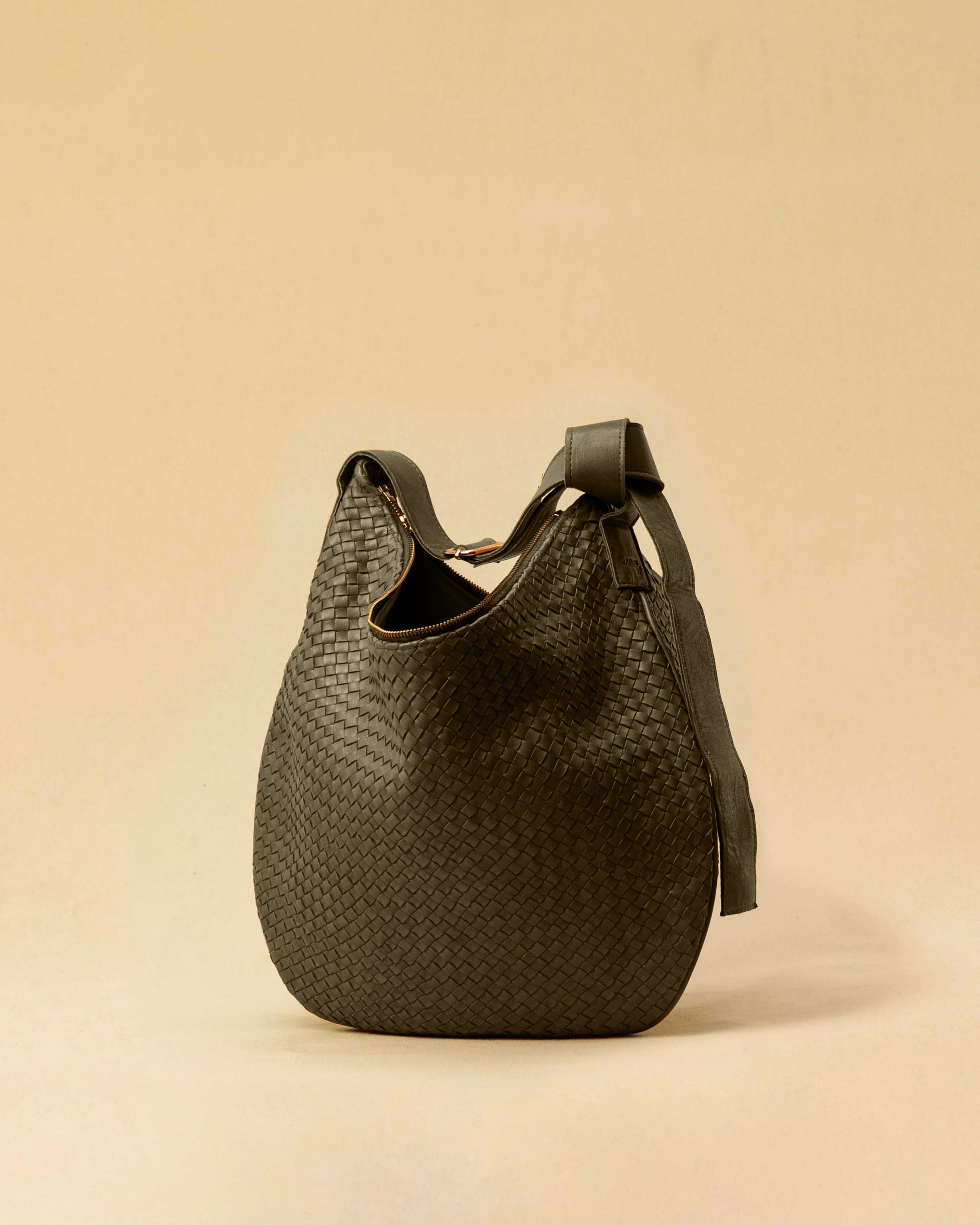 The Saddle Bag LUNA by LABEL17 is hand-braided from the finest vegetable-tanned nappa leather. Its softly curved saddle shape is elegantly defined by a delicate piped seam, allowing it to rest comfortably against the body. It features a zip closure, a leather-lined interior, and a secure inner pocket. The adjustable strap allows for shoulder or crossbody wear – a versatile companion for every day. Handmade in Morocco.