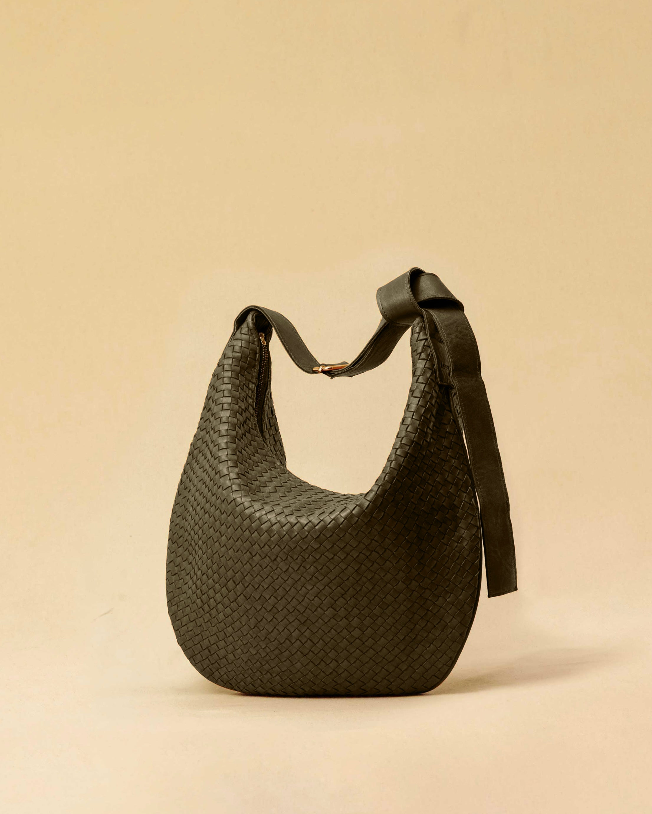 The Saddle Bag LUNA by LABEL17 is hand-braided from the finest vegetable-tanned nappa leather. Its softly curved saddle shape is elegantly defined by a delicate piped seam, allowing it to rest comfortably against the body. It features a zip closure, a leather-lined interior, and a secure inner pocket. The adjustable strap allows for shoulder or crossbody wear – a versatile companion for every day. Handmade in Morocco.