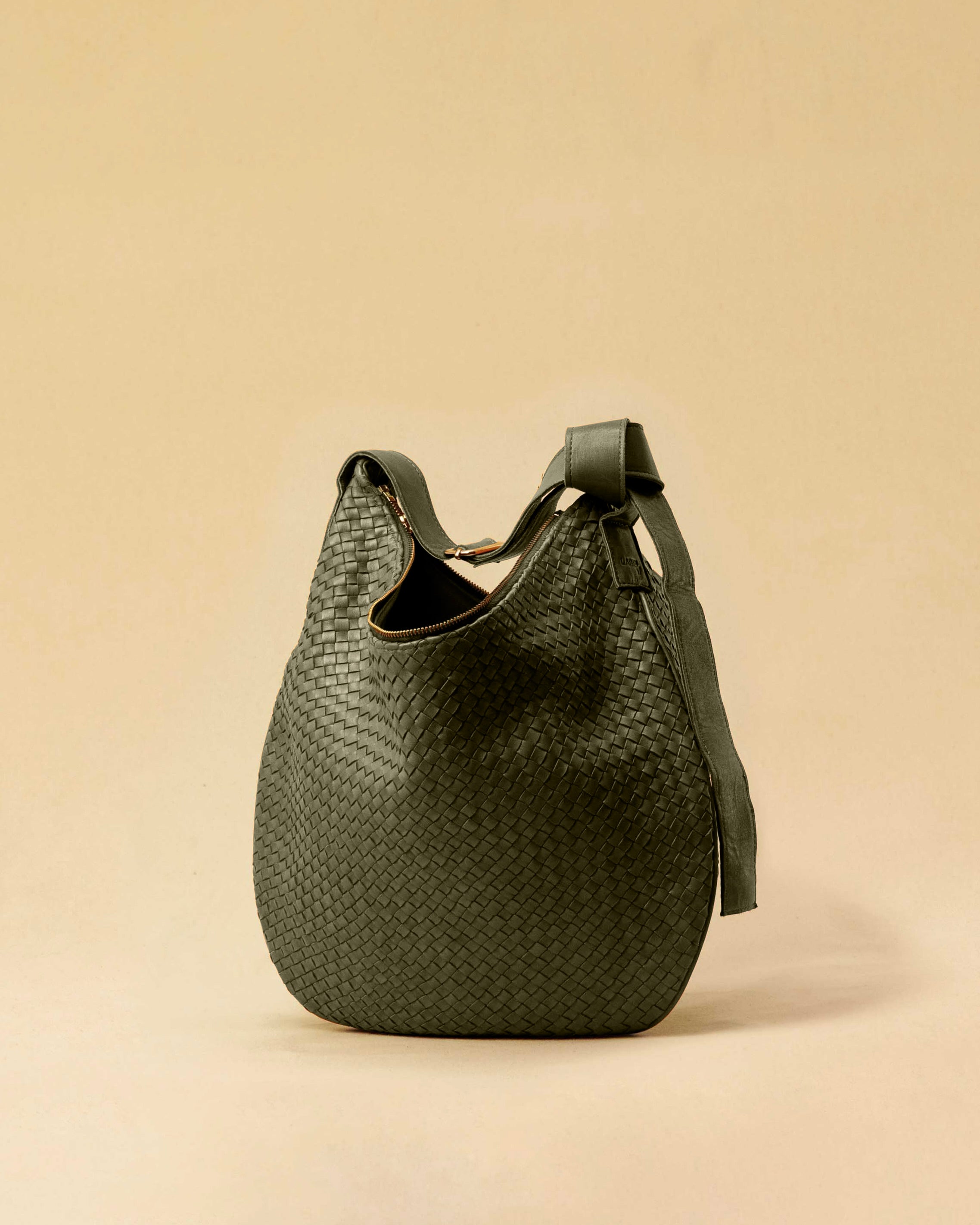 The Saddle Bag LUNA by LABEL17 is hand-braided from the finest vegetable-tanned nappa leather. Its softly curved saddle shape is elegantly defined by a delicate piped seam, allowing it to rest comfortably against the body. It features a zip closure, a leather-lined interior, and a secure inner pocket. The adjustable strap allows for shoulder or crossbody wear – a versatile companion for every day. Handmade in Morocco.