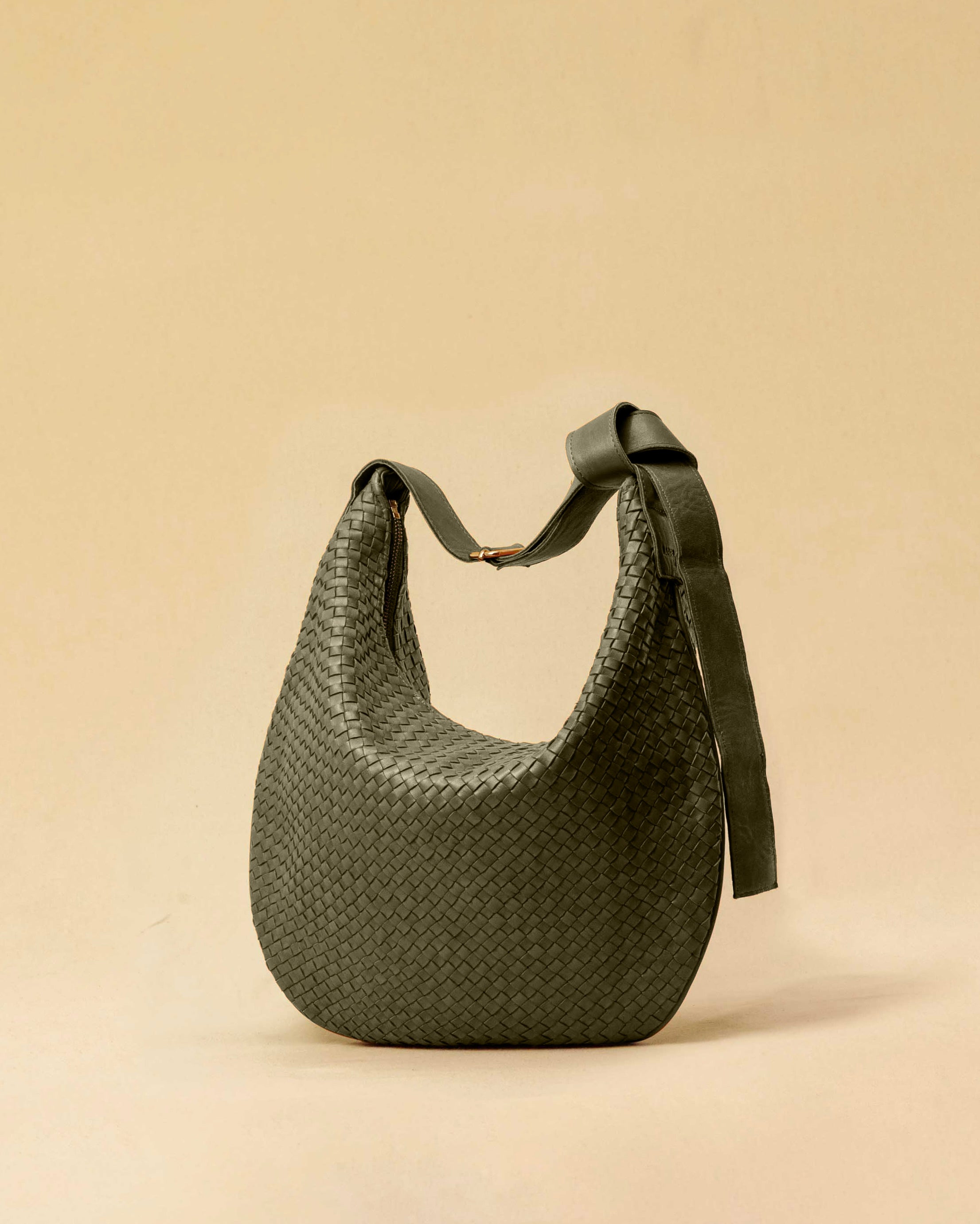The Saddle Bag LUNA by LABEL17 is hand-braided from the finest vegetable-tanned nappa leather. Its softly curved saddle shape is elegantly defined by a delicate piped seam, allowing it to rest comfortably against the body. It features a zip closure, a leather-lined interior, and a secure inner pocket. The adjustable strap allows for shoulder or crossbody wear – a versatile companion for every day. Handmade in Morocco.
