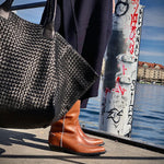 The Shoulder Bag ORIGINAL XL (Weekender) by LABEL17 is made from supple, vegetable-tanned nappa leather. The hand-braided leather bag can be made smaller on both sides from the inside with press studs and also includes a detachable, hand-braided pouch for organization inside the bag.