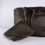 The Shoulder Bag ORIGINAL XL (Weekender) by LABEL17 is made from supple, vegetable-tanned nappa leather. The hand-braided leather bag can be made smaller on both sides from the inside with press studs and also includes a detachable, hand-braided pouch for organization inside the bag.