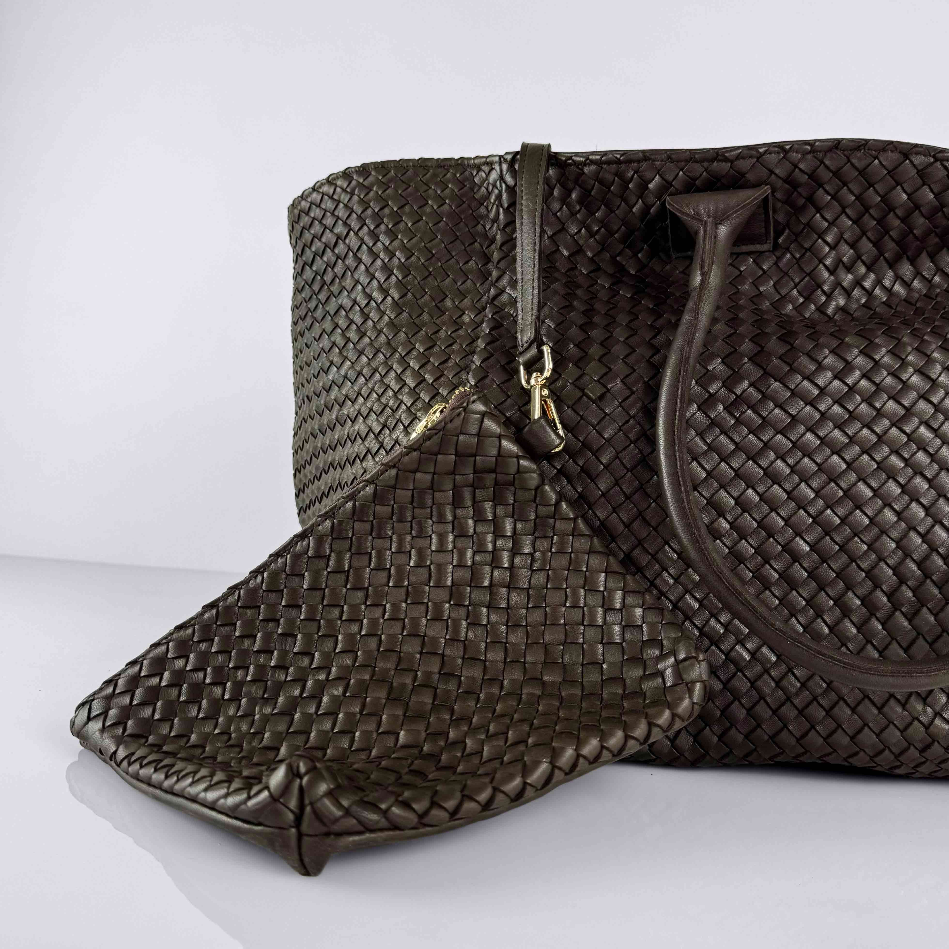 The Shoulder Bag ORIGINAL XL (Weekender) by LABEL17 is made from supple, vegetable-tanned nappa leather. The hand-braided leather bag can be made smaller on both sides from the inside with press studs and also includes a detachable, hand-braided pouch for organization inside the bag.