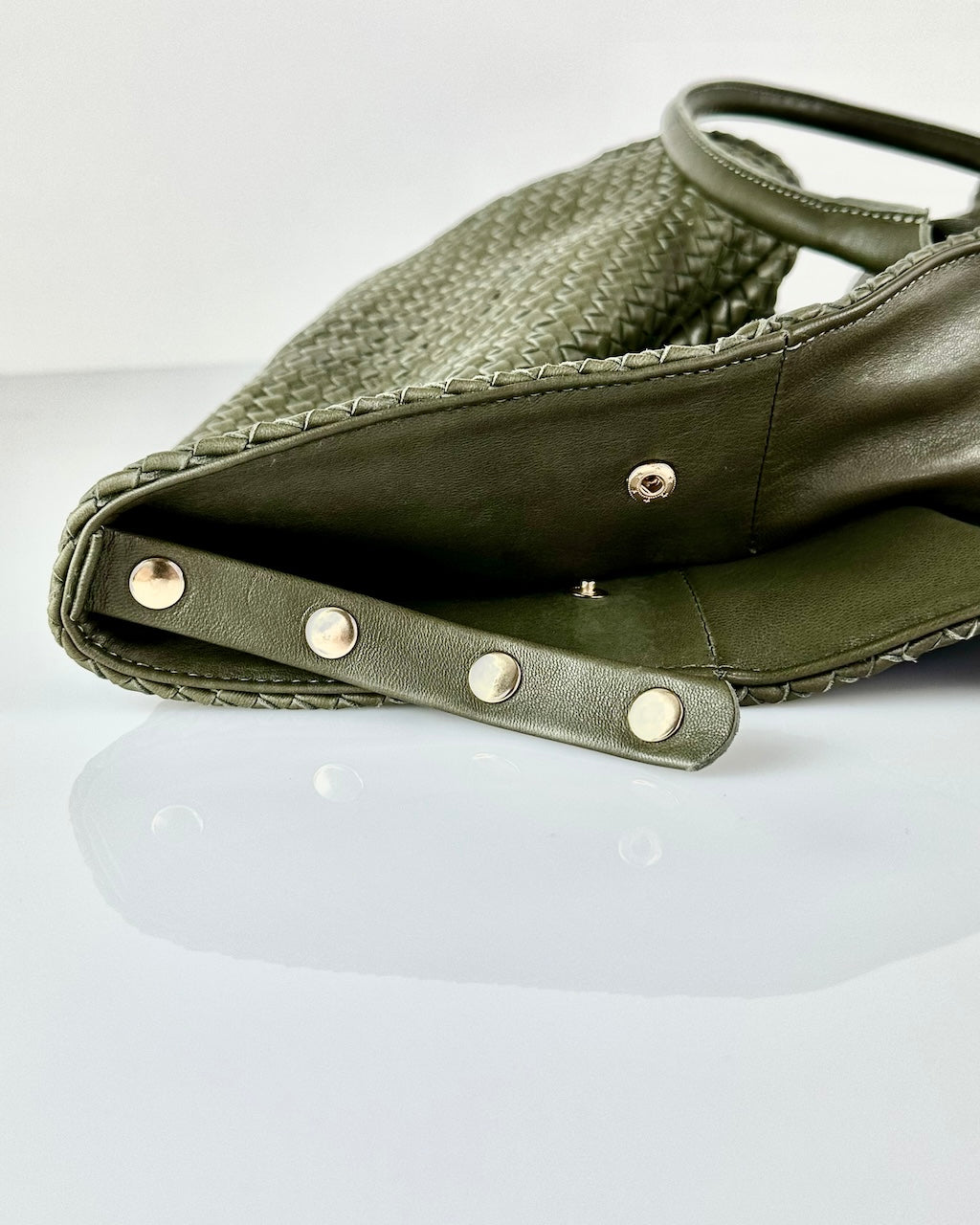 The Shoulder Bag ORIGINAL XL (Weekender) by LABEL17 is made from supple, vegetable-tanned nappa leather. The hand-braided leather bag can be made smaller on both sides from the inside with press studs and also includes a detachable, hand-braided pouch for organization inside the bag.