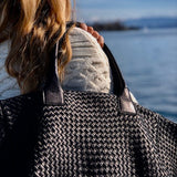 The Shoulder Bag ORIGINAL XL (Weekender) by LABEL17 is made from supple, vegetable-tanned nappa leather. The hand-braided leather bag can be made smaller on both sides from the inside with press studs and also includes a detachable, hand-braided pouch for organization inside the bag.