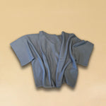 Zeitloser V-Kragen-Pullover SOLA aus reinem 2-fädigem Sommmer-Kaschmir in Blue Bubble Gum. Einheitliche Passform für sämtliche Grössen von 34 - 42 dank kastenförmigen Linie. Hergestellt in Nepal für LABEL17