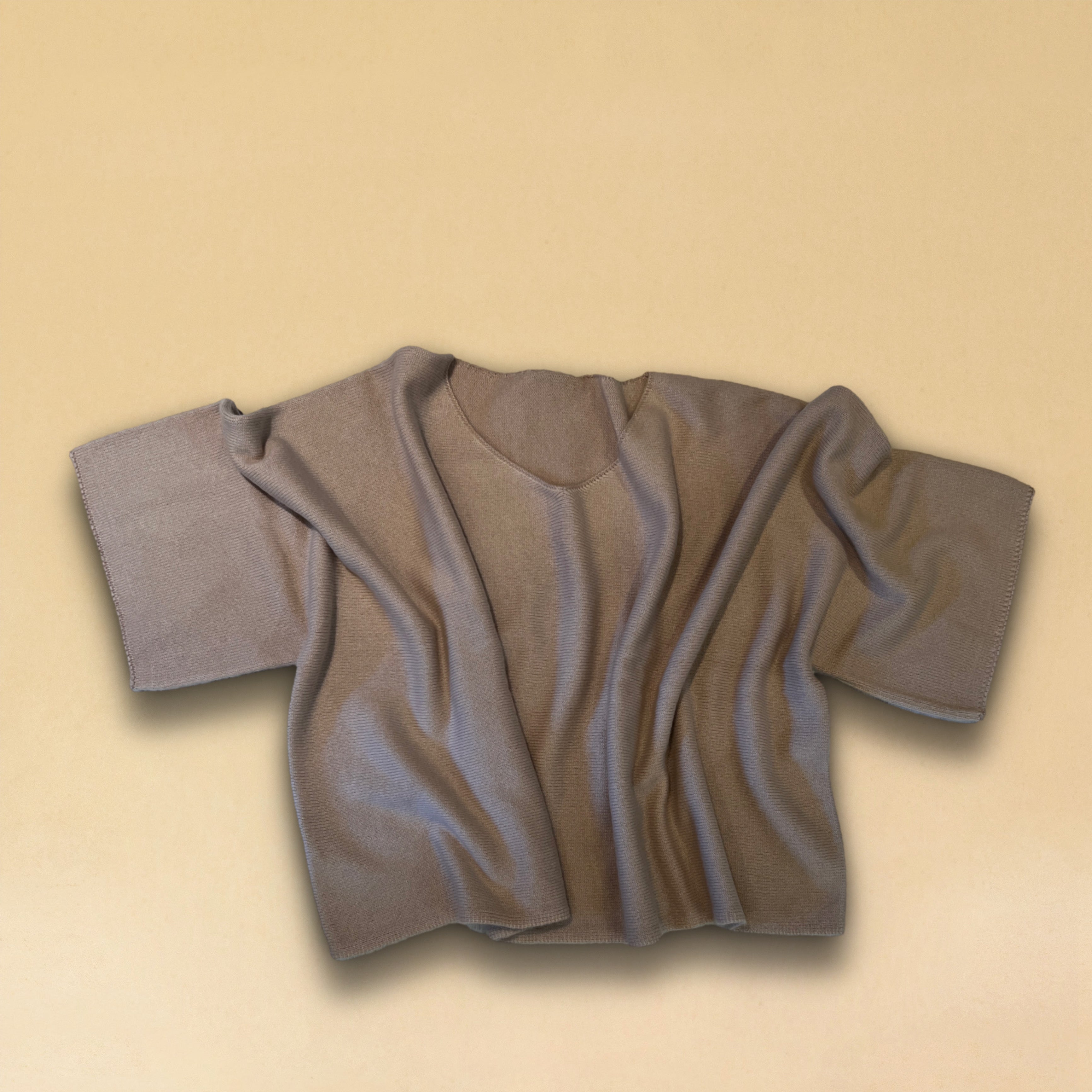 Zeitloser V-Kragen-Pullover SOLA aus reinem 2-fädigem Sommmer-Kaschmir in Macadamia. Einheitliche Passform für sämtliche Grössen von 34 - 42 dank kastenförmigen Linie. Hergestellt in Nepal für LABEL17