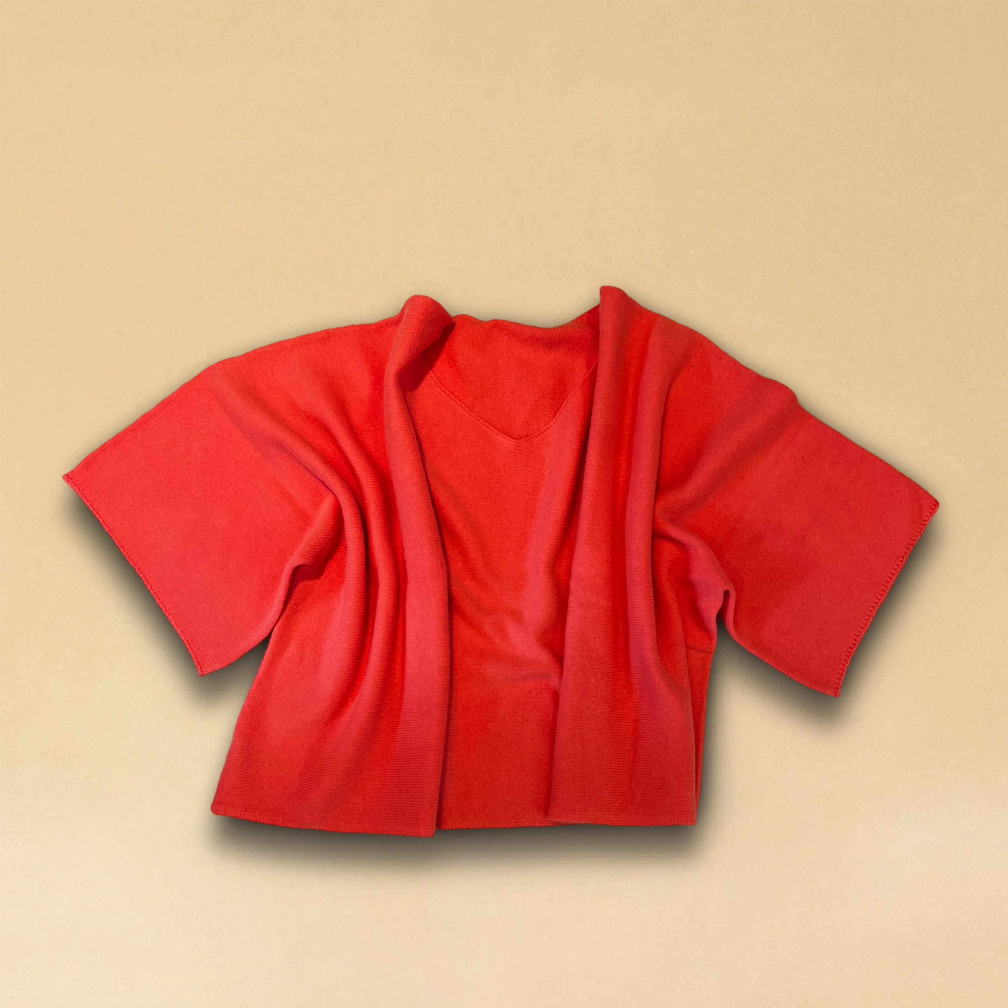 Zeitloser V-Kragen-Pullover SOLA aus reinem 2-fädigem Sommmer-Kaschmir in Orange. Einheitliche Passform für sämtliche Grössen von 34 - 42 dank kastenförmigen Linie. Hergestellt in Nepal für LABEL17