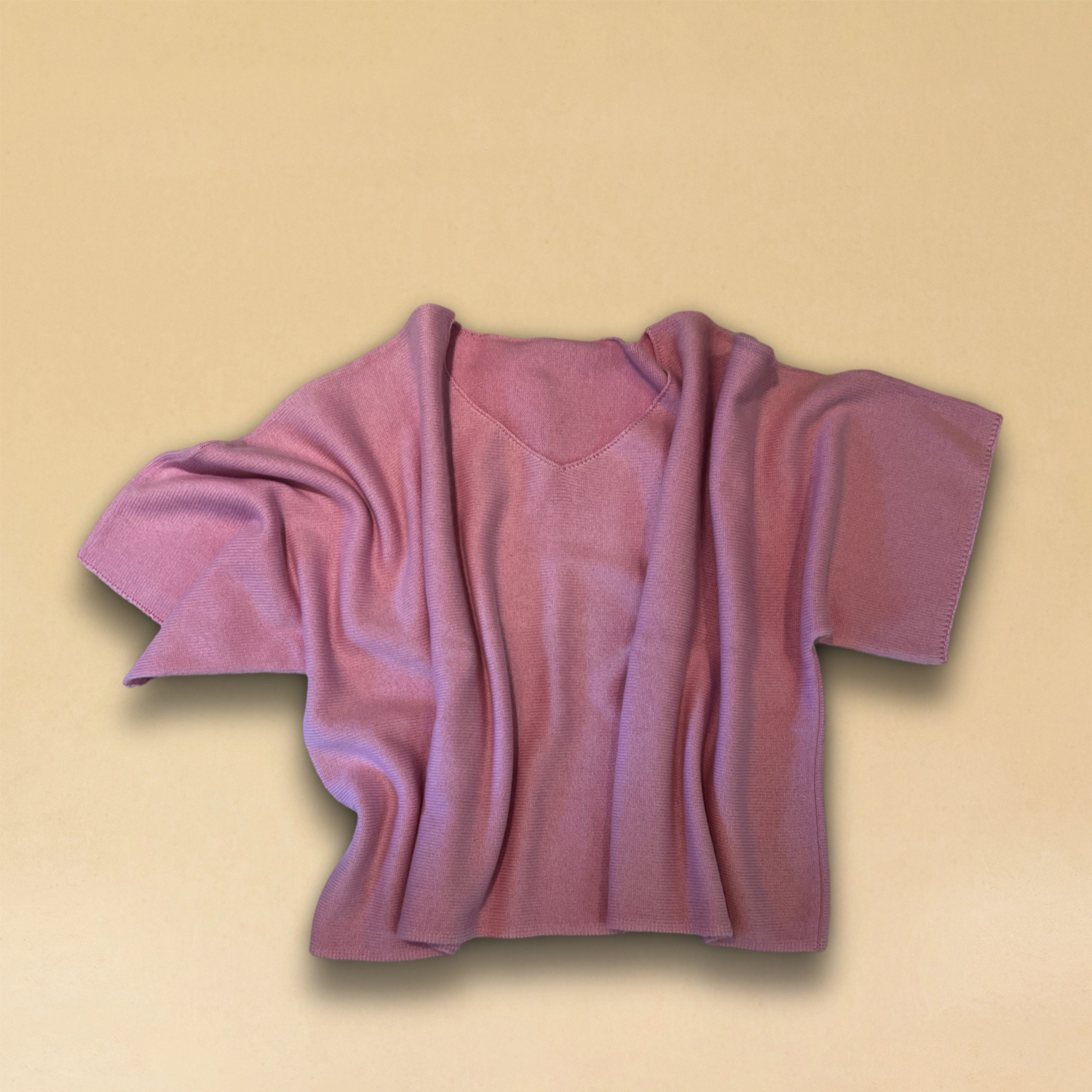 Zeitloser V-Kragen-Pullover SOLA aus reinem 2-fädigem Sommmer-Kaschmir in Pink Bubble Gum. Einheitliche Passform für sämtliche Grössen von 34 - 42 dank kastenförmigen Linie. Hergestellt in Nepal für LABEL17