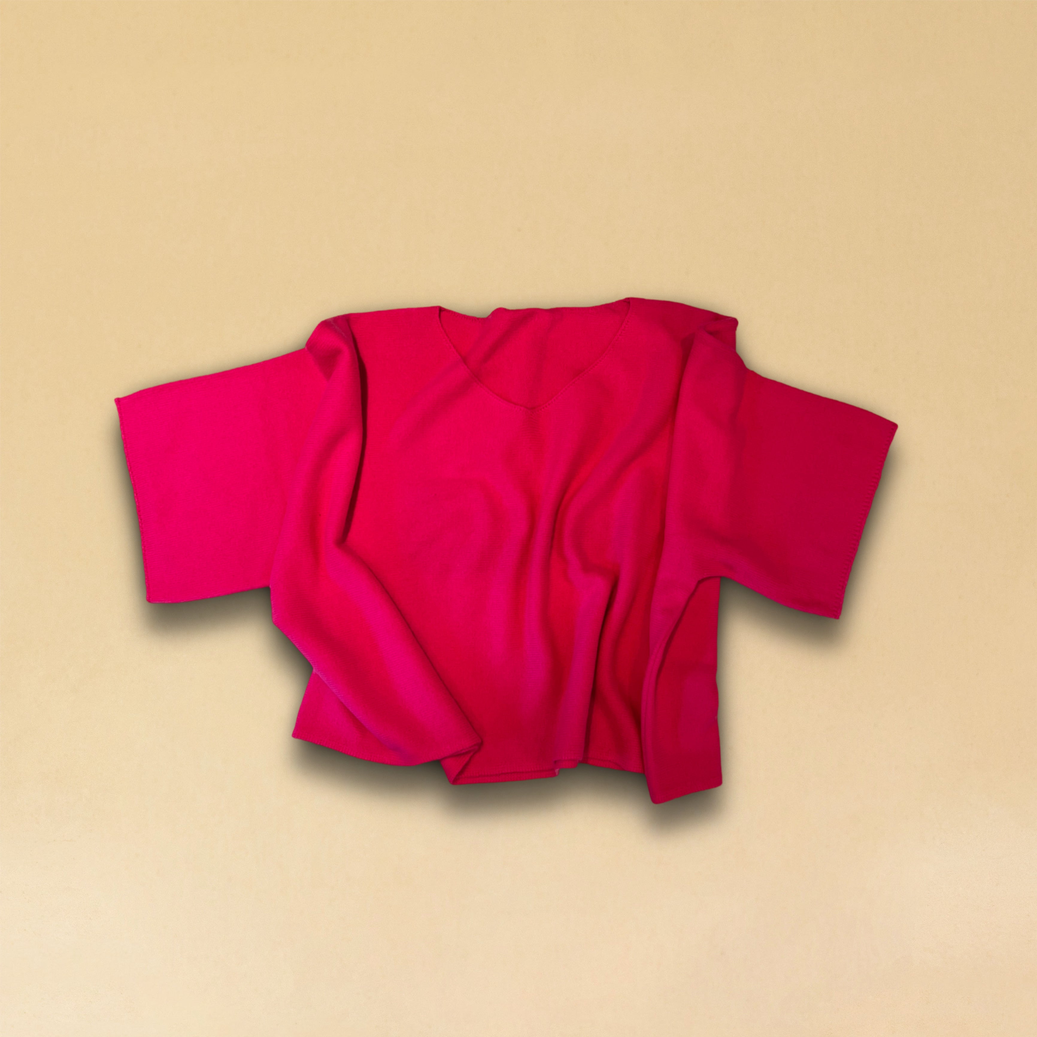 Zeitloser V-Kragen-Pullover SOLA aus reinem 2-fädigem Sommmer-Kaschmir in Strawberry. Einheitliche Passform für sämtliche Grössen von 34 - 42 dank kastenförmigen Linie. Hergestellt in Nepal für LABEL17