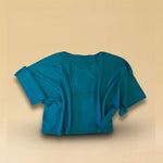 Zeitloser V-Kragen-Pullover SOLA aus reinem 2-fädigem Sommmer-Kaschmir in Turquoise. Einheitliche Passform für sämtliche Grössen von 34 - 42 dank kastenförmigen Linie. Hergestellt in Nepal für LABEL17