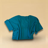 Zeitloser V-Kragen-Pullover SOLA aus reinem 2-fädigem Sommmer-Kaschmir in Turquoise. Einheitliche Passform für sämtliche Grössen von 34 - 42 dank kastenförmigen Linie. Hergestellt in Nepal für LABEL17