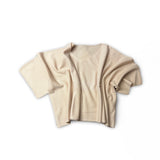 Zeitloser V-Kragen-Pullover SOLA aus reinem Sommmer-Kaschmir vor weissem Hintergrund. Einheitliche Passform für sämtliche Grössen von 34 - 42 dank kastenförmigen Linie. Hergestellt in Nepal für LABEL17