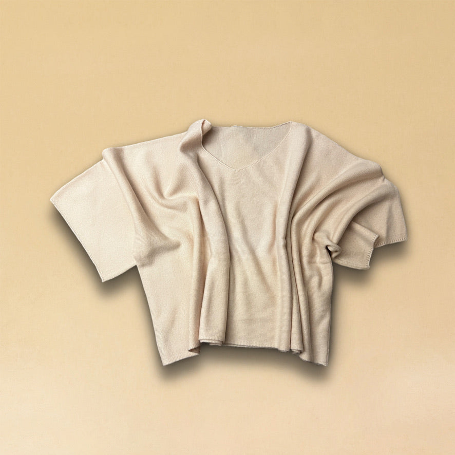 Zeitloser V-Kragen-Pullover SOLA aus reinem 2-fädigem Sommmer-Kaschmir. Einheitliche Passform für sämtliche Grössen von 34 - 42 dank kastenförmigen Linie. Hergestellt in Nepal für LABEL17