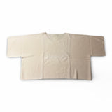 Zeitloser V-Kragen-Pullover SOLA aus reinem Sommmer-Kaschmir vor weissem Hintergrund. Einheitliche Passform für sämtliche Grössen von 34 - 42 dank kastenförmigen Linie. Hergestellt in Nepal für LABEL17