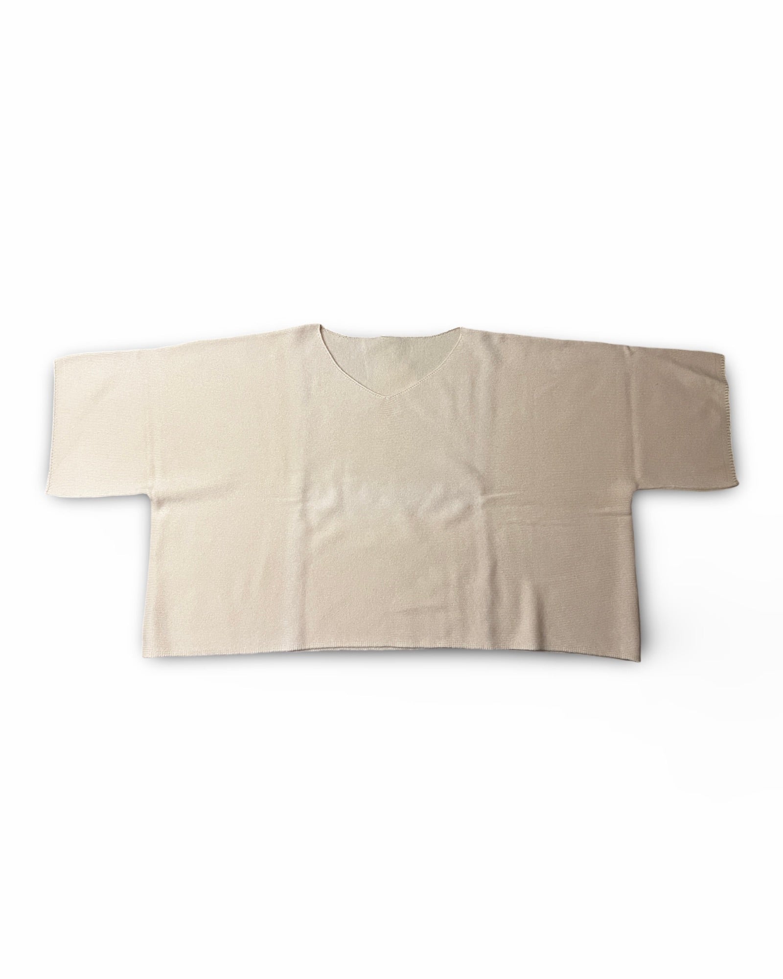 Zeitloser V-Kragen-Pullover SOLA aus reinem Sommmer-Kaschmir vor weissem Hintergrund. Einheitliche Passform für sämtliche Grössen von 34 - 42 dank kastenförmigen Linie. Hergestellt in Nepal für LABEL17