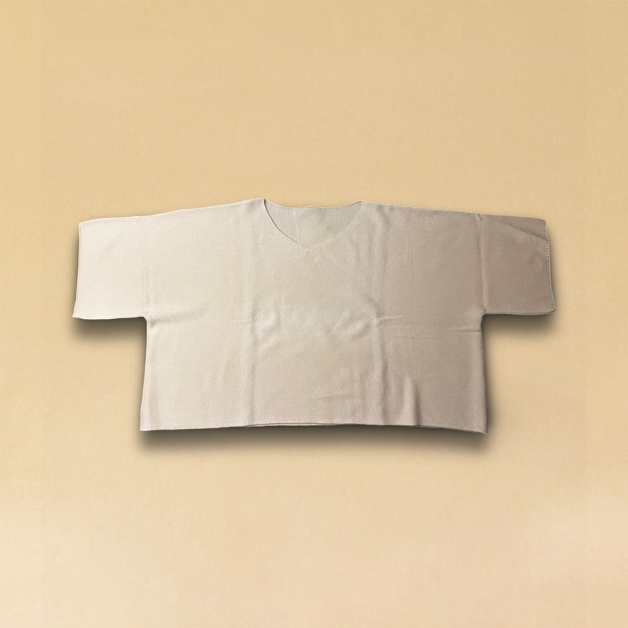 Zeitloser V-Kragen-Pullover SOLA aus reinem 2-fädigem Sommmer-Kaschmir. Einheitliche Passform für sämtliche Grössen von 34 - 42 dank kastenförmigen Linie. Hergestellt in Nepal für LABEL17