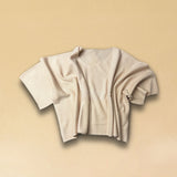 Zeitloser V-Kragen-Pullover SOLA aus reinem 2-fädigem Sommmer-Kaschmir in Wool White. Einheitliche Passform für sämtliche Grössen von 34 - 42 dank kastenförmigen Linie. Hergestellt in Nepal für LABEL17