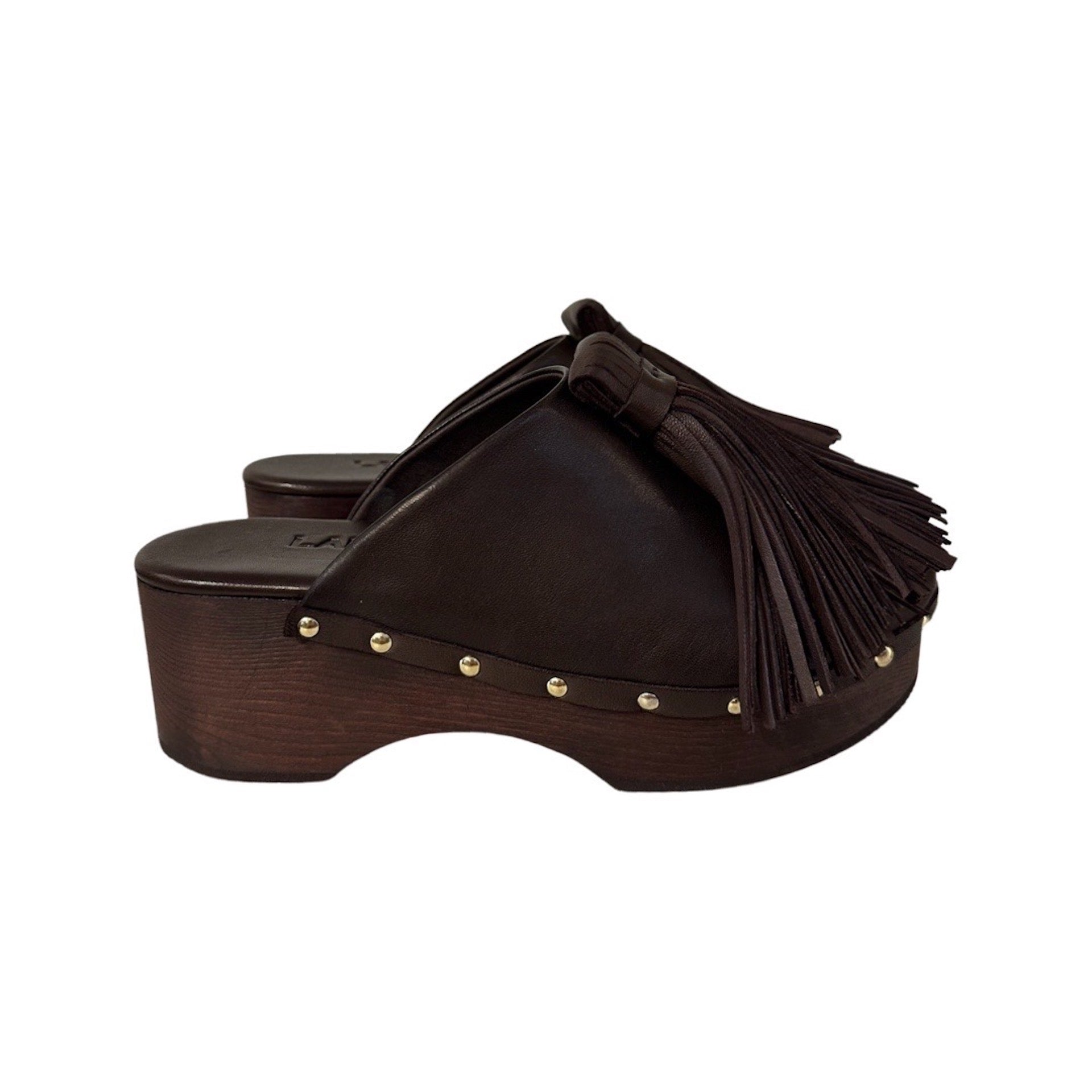 Clogs Choucha, Darkbrown, von LABEL17, aus geschmeidigem, pflanzlich gegerbtem Lamm-Nappaleder gearbeitet. Der Schuh hat eine Vibram-Sohle. Der handwerkliche Ansatz verleiht dem Outfit den passenden Schliff. Quiet luxury at its best. Handgefertigt in Griechenland.