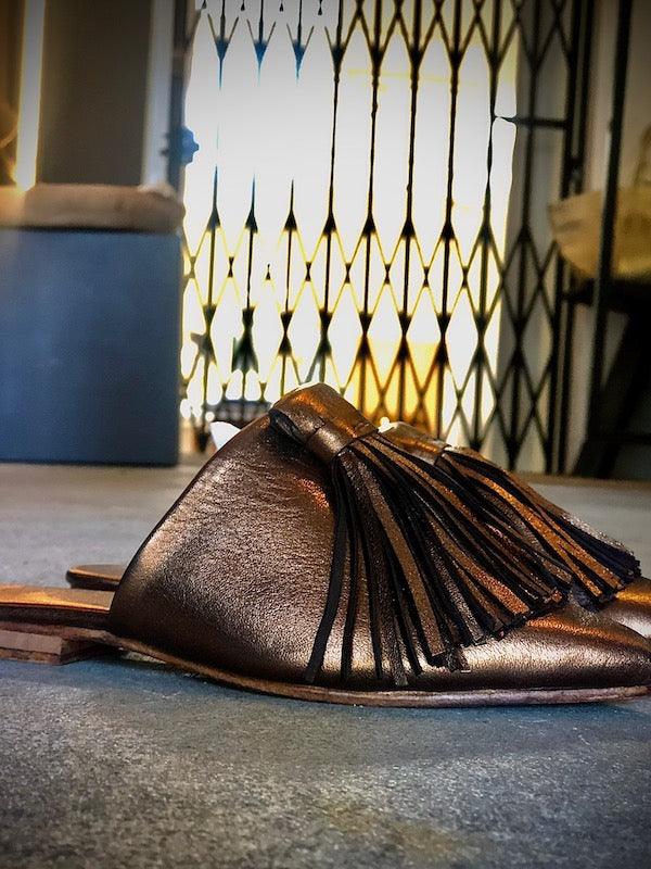 The Mule CHOUCHA by LABEL17 is crafted from supple, vegetable-tanned lamb nappa leather. A large, soft pompom sways elegantly with every step, adding a playful yet refined touch to the design. Handmade in Morocco.