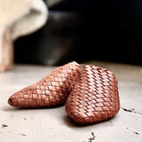 Von Hand geflochtene Mules COCO  aus geschmeidigem, pflanzlich gegerbtem Lamm-Nappaleder in Cognac von LABEL17, hergestellt in Marokko