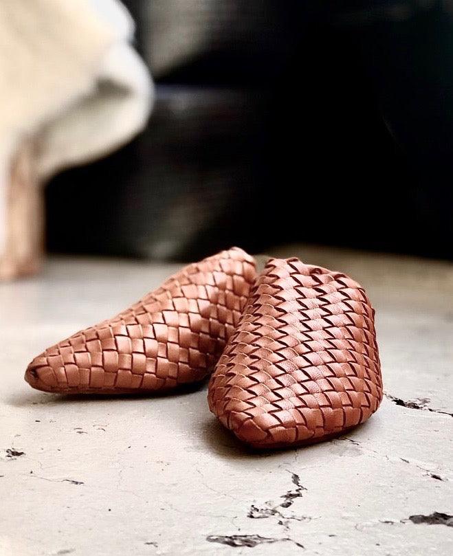 Von Hand geflochtene Mules COCO  aus geschmeidigem, pflanzlich gegerbtem Lamm-Nappaleder in Cognac von LABEL17, hergestellt in Marokko