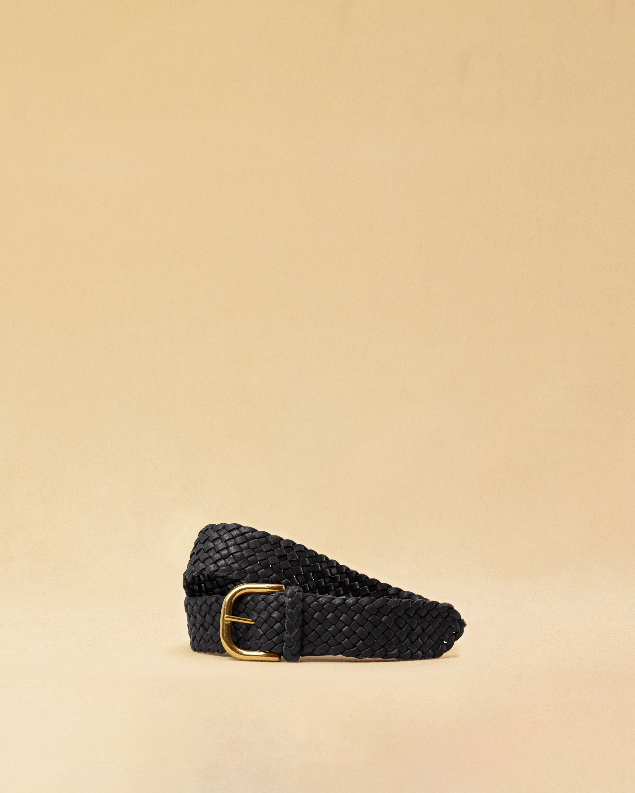 Braided Belt in Black von LABEL17: Gurt aus pflanzlich gegerbtem Lamm-Nappaleder, von Hand geflochten, mit Messing Schnalle, handgefertigt in Marokko.