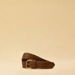 Braided Belt in Caramel Brown von LABEL17: Gurt aus pflanzlich gegerbtem Lamm-Nappaleder, von Hand geflochten, mit Messing Schnalle, handgefertigt in Marokko.