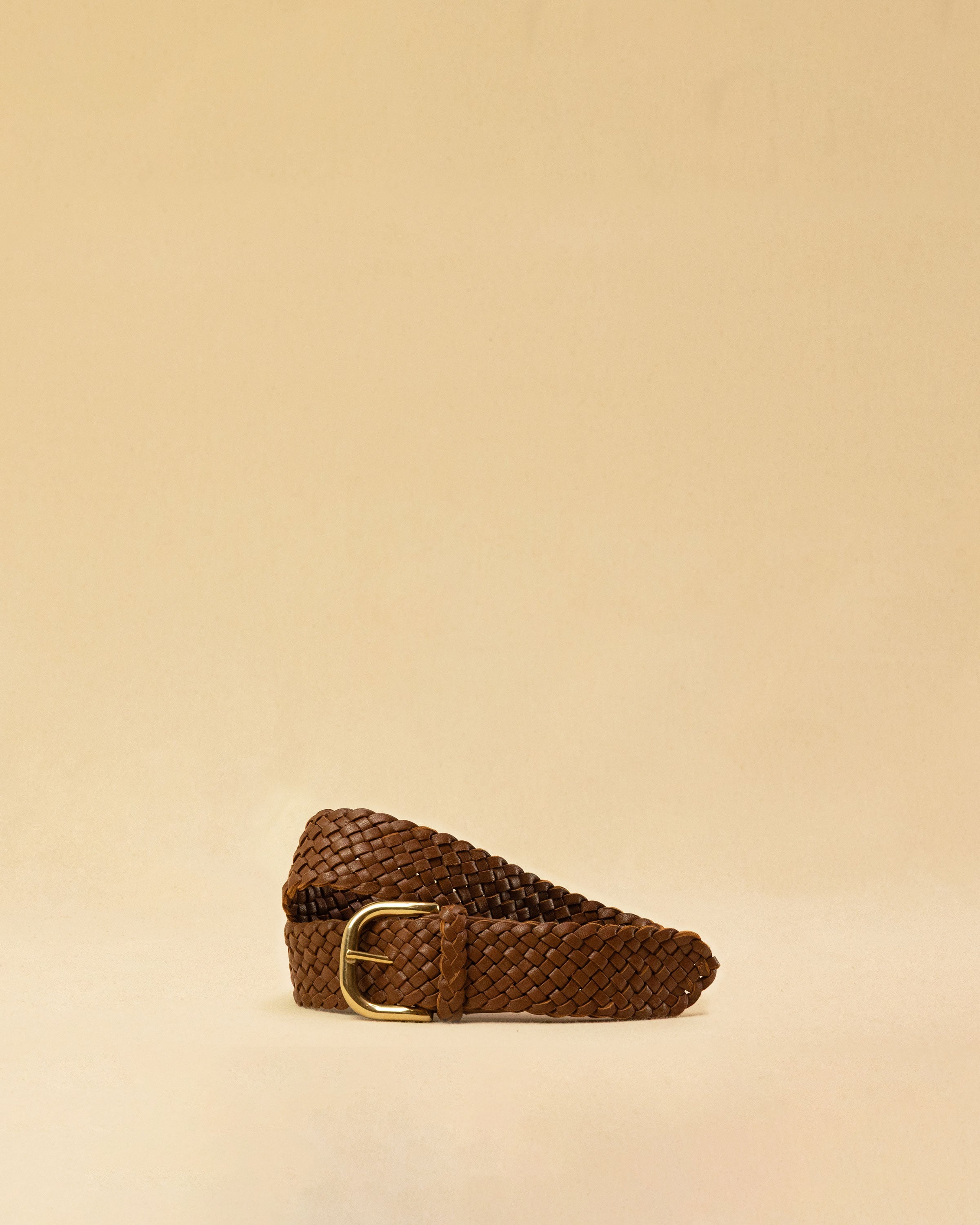 Braided Belt in Caramel Brown von LABEL17: Gurt aus pflanzlich gegerbtem Lamm-Nappaleder, von Hand geflochten, mit Messing Schnalle, handgefertigt in Marokko.