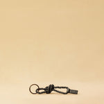 Der kurze Schlüsselanhänger CLARA, von LABEL17, aus geschmeidigem Lamm-Nappaleder ist funktional und stilvoll zugleich.