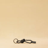 Der kurze Schlüsselanhänger CLARA, von LABEL17, aus geschmeidigem Lamm-Nappaleder ist funktional und stilvoll zugleich.