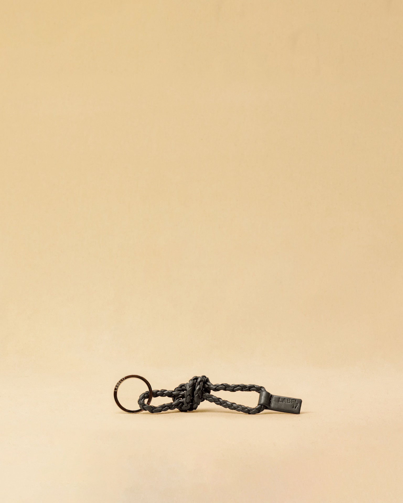 Der kurze Schlüsselanhänger CLARA, von LABEL17, aus geschmeidigem Lamm-Nappaleder ist funktional und stilvoll zugleich.