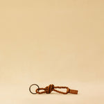 Der kurze Schlüsselanhänger CLARA, von LABEL17, aus geschmeidigem Lamm-Nappaleder ist funktional und stilvoll zugleich.