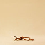 Der kurze Schlüsselanhänger CLARA, von LABEL17, aus geschmeidigem Lamm-Nappaleder ist funktional und stilvoll zugleich.