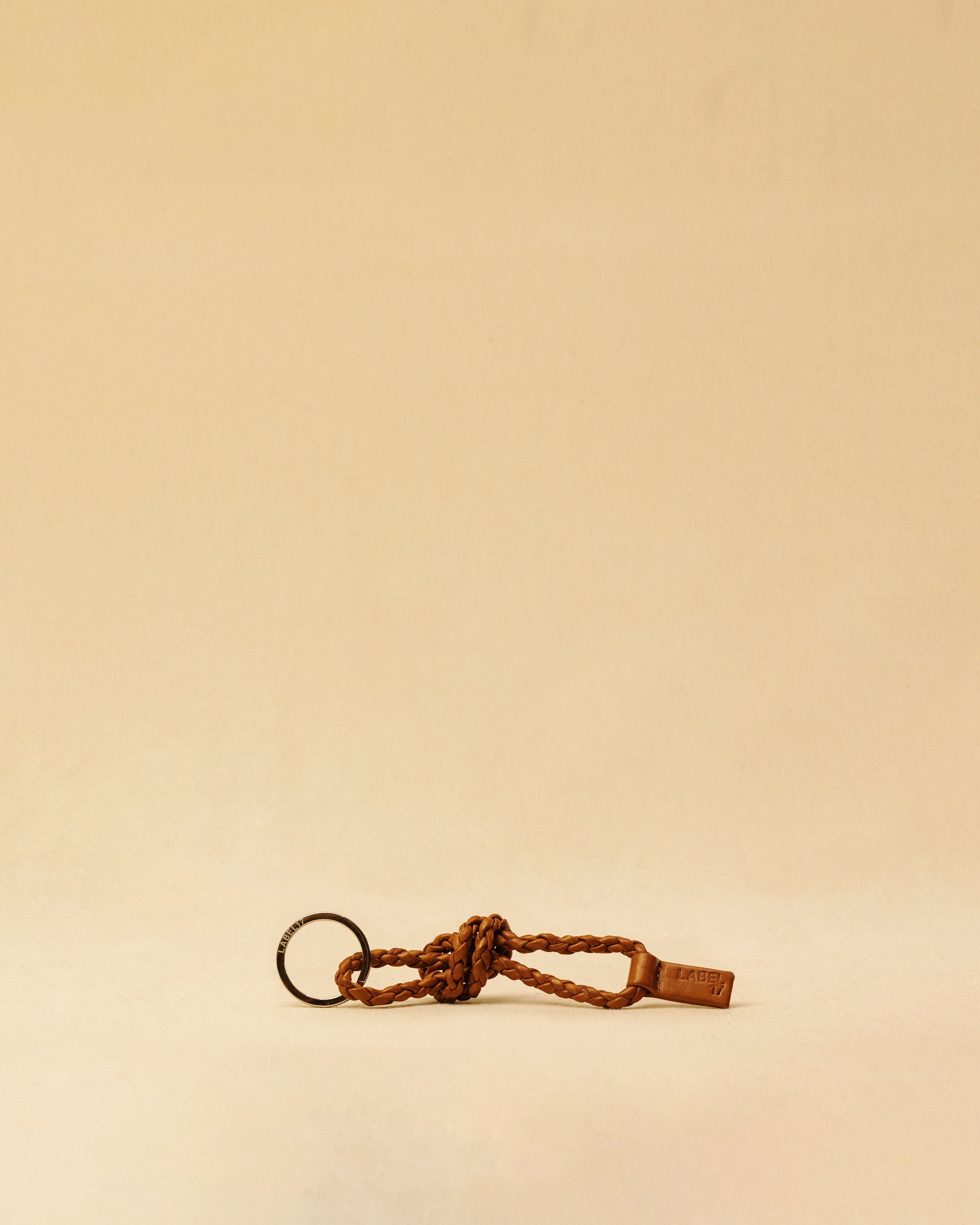 Der kurze Schlüsselanhänger CLARA, von LABEL17, aus geschmeidigem Lamm-Nappaleder ist funktional und stilvoll zugleich.