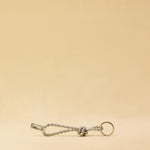 Der kurze Schlüsselanhänger CLARA, von LABEL17, aus geschmeidigem Lamm-Nappaleder ist funktional und stilvoll zugleich.