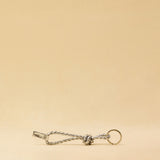 Der kurze Schlüsselanhänger CLARA, von LABEL17, aus geschmeidigem Lamm-Nappaleder ist funktional und stilvoll zugleich.