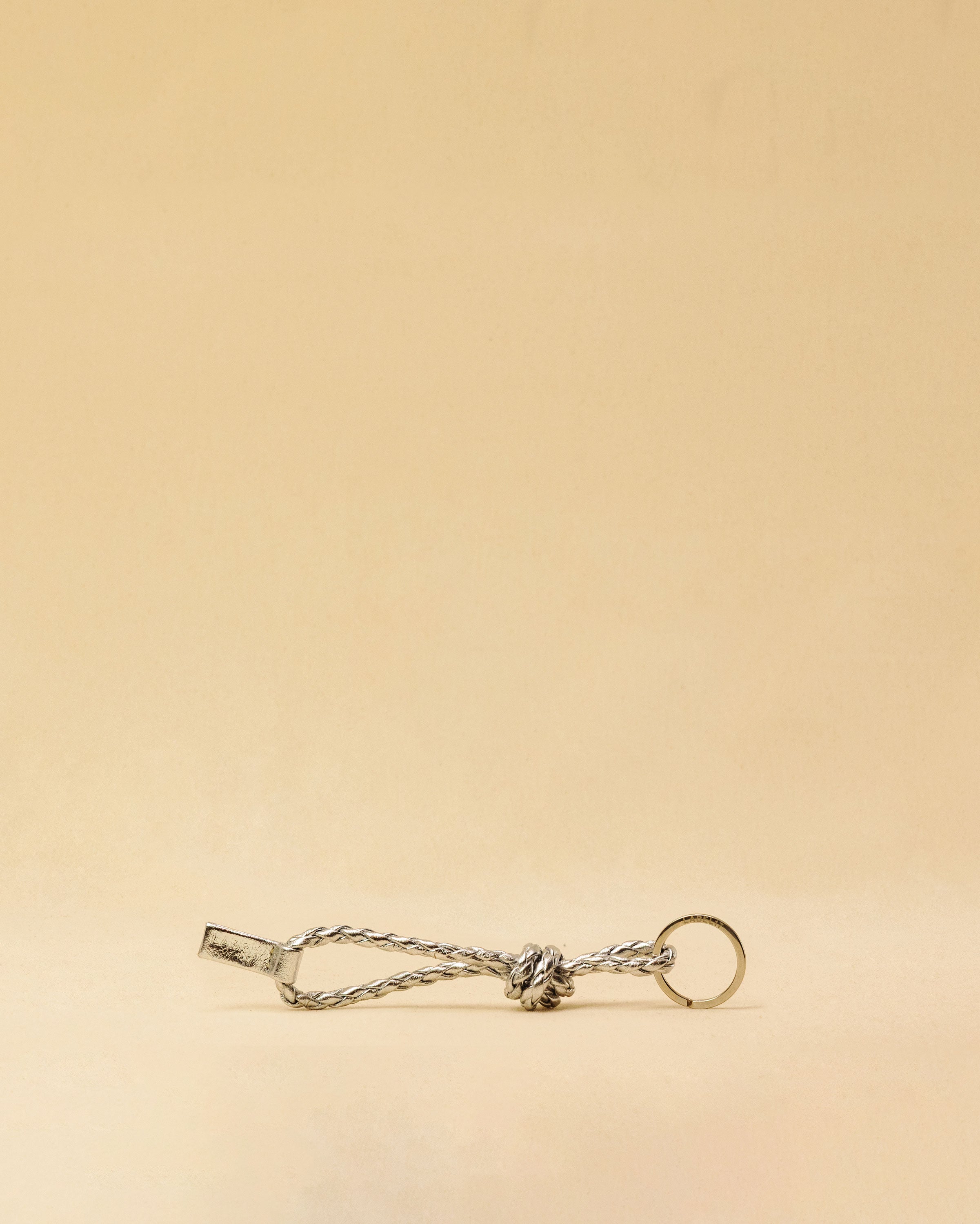 Der kurze Schlüsselanhänger CLARA, von LABEL17, aus geschmeidigem Lamm-Nappaleder ist funktional und stilvoll zugleich.