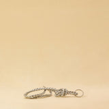 Der lange Schlüsselanhänger CLARA, von LABEL17, aus geschmeidigem Lamm-Nappaleder von Hand geflochten, lässt sich um den Hals tragen oder an der Tasche befestigen. Funktional und stilvoll zugleich.