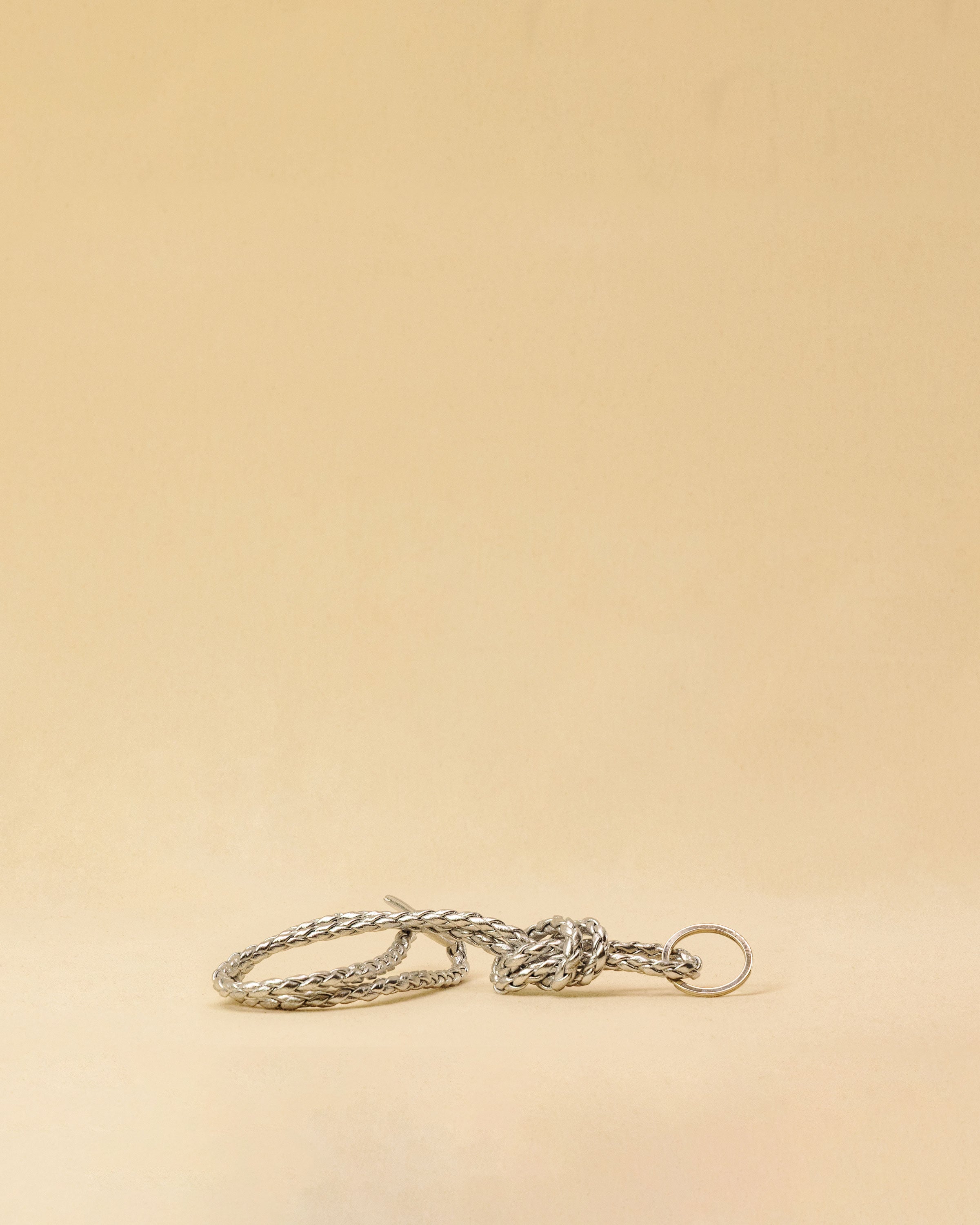 Der lange Schlüsselanhänger CLARA, von LABEL17, aus geschmeidigem Lamm-Nappaleder von Hand geflochten, lässt sich um den Hals tragen oder an der Tasche befestigen. Funktional und stilvoll zugleich.