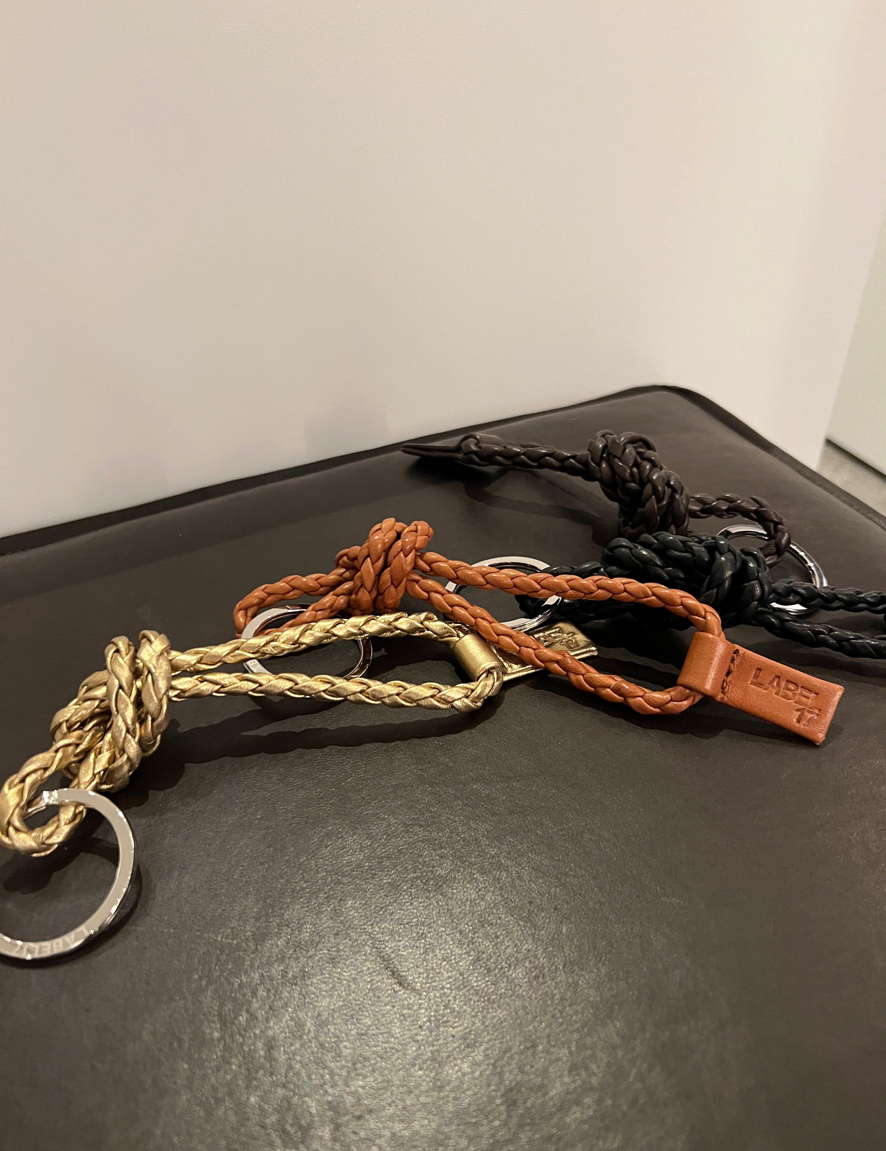 Der kurze Schlüsselanhänger CLARA, von LABEL17, aus geschmeidigem Lamm-Nappaleder ist funktional und stilvoll zugleich.