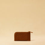 The three-piece Braided Portemonnaie TRINITY by LABEL17 is an ensemble of refined functionality and craftsmanship – made from supple, hand-braided nappa leather. It features a woven zip-around case and two removable inner pouches: one for cards, one for coins.
Handmade in Morocco.