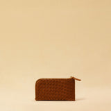 The three-piece Braided Portemonnaie TRINITY by LABEL17 is an ensemble of refined functionality and craftsmanship – made from supple, hand-braided nappa leather. It features a woven zip-around case and two removable inner pouches: one for cards, one for coins.
Handmade in Morocco.