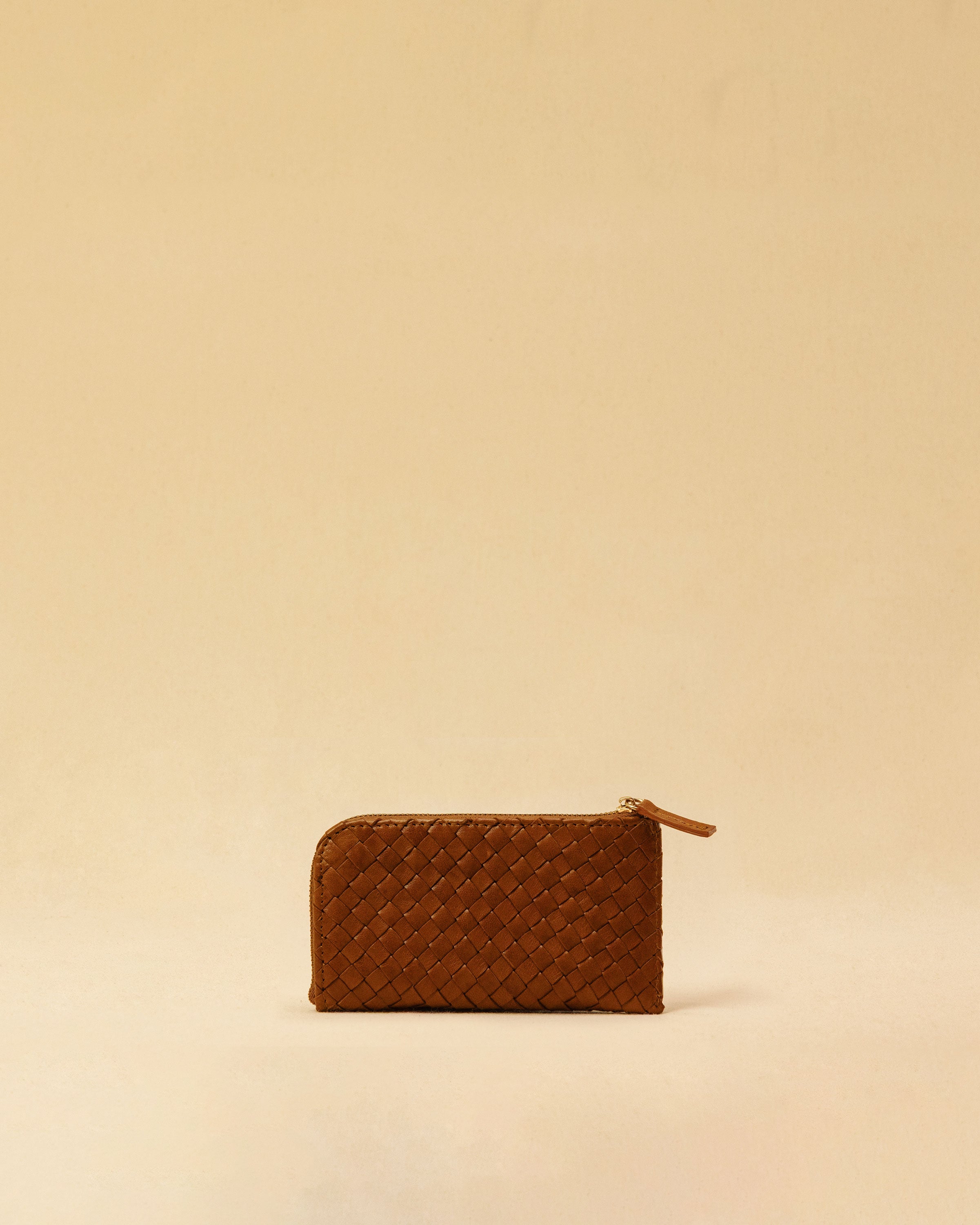 The three-piece Braided Portemonnaie TRINITY by LABEL17 is an ensemble of refined functionality and craftsmanship – made from supple, hand-braided nappa leather. It features a woven zip-around case and two removable inner pouches: one for cards, one for coins.
Handmade in Morocco.