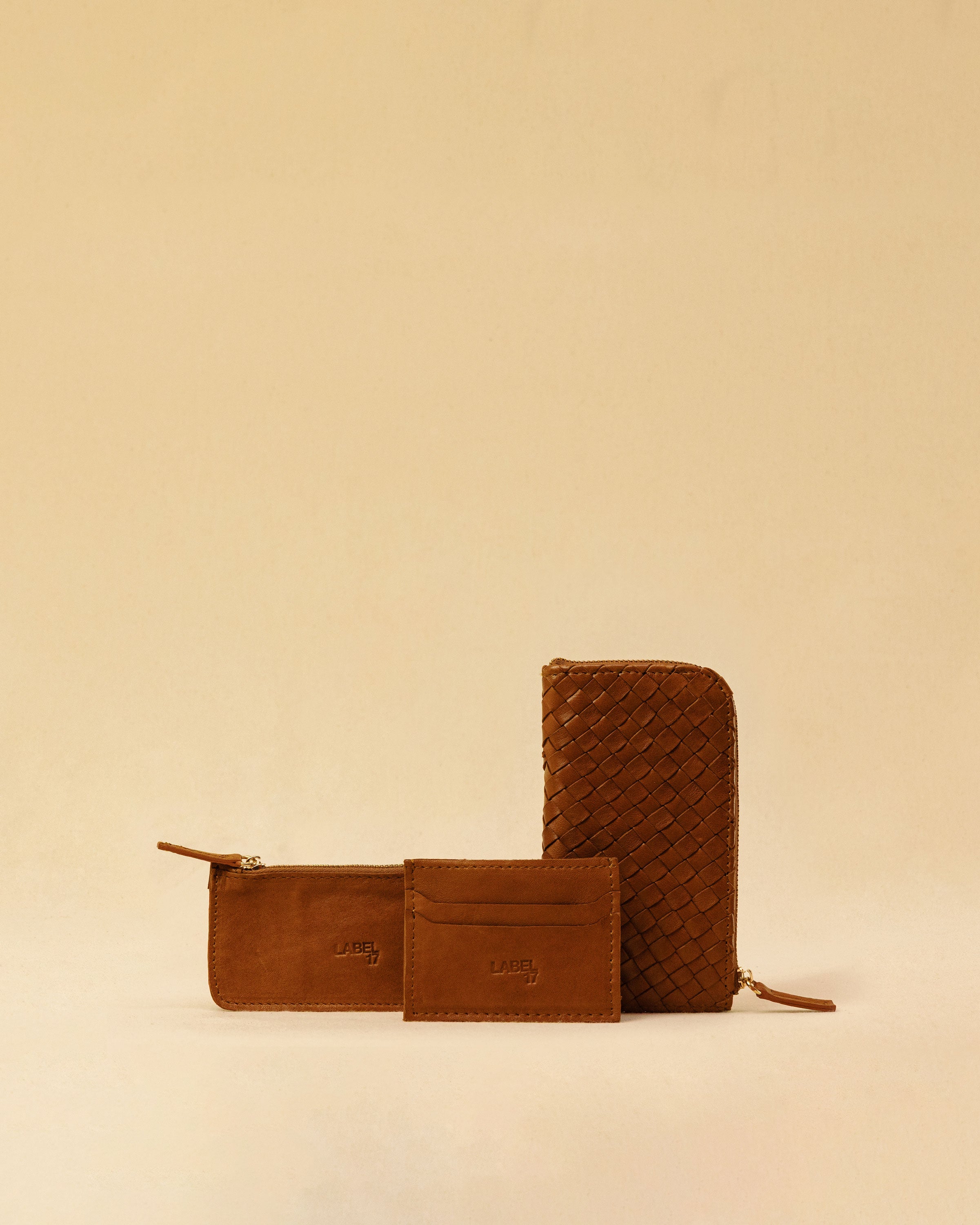 The three-piece Braided Portemonnaie TRINITY by LABEL17 is an ensemble of refined functionality and craftsmanship – made from supple, hand-braided nappa leather. It features a woven zip-around case and two removable inner pouches: one for cards, one for coins.
Handmade in Morocco.